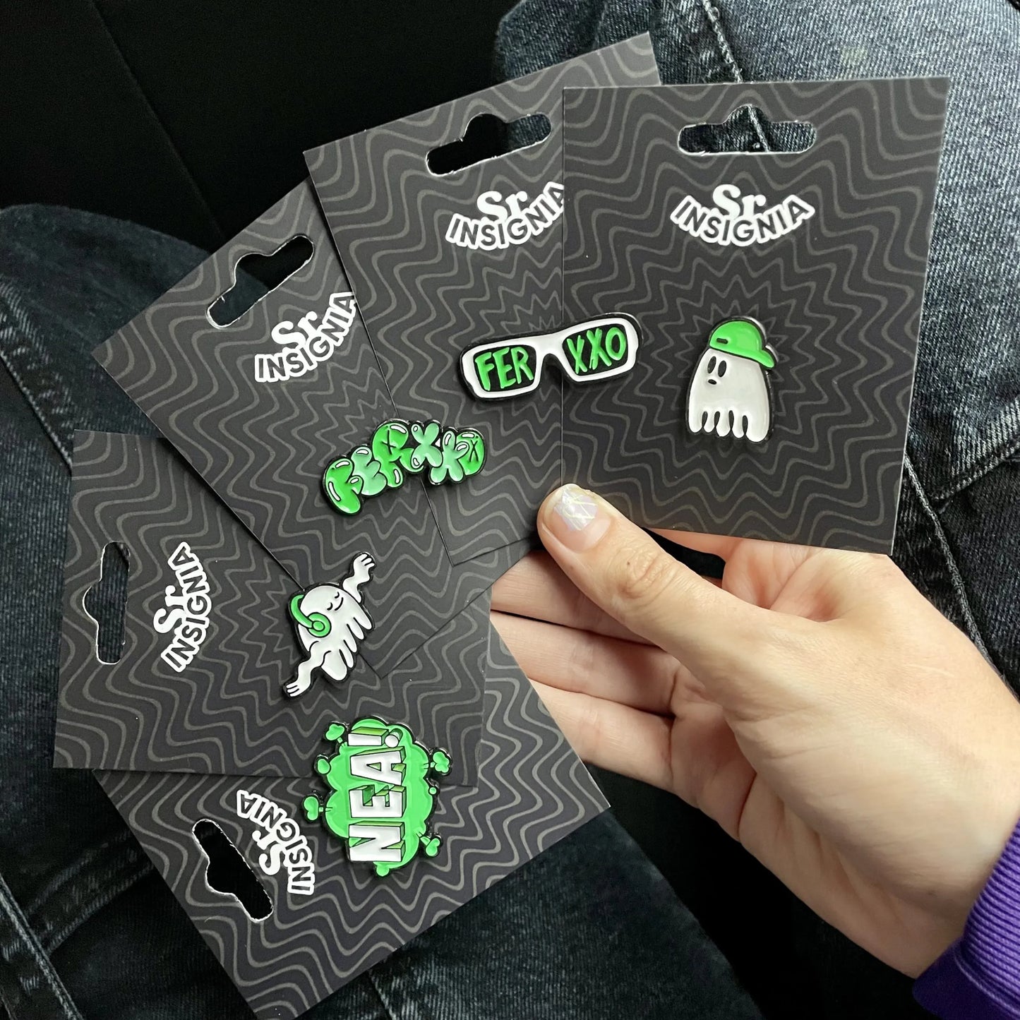 Pin Ferxxo Fantasma Chill (Neón)